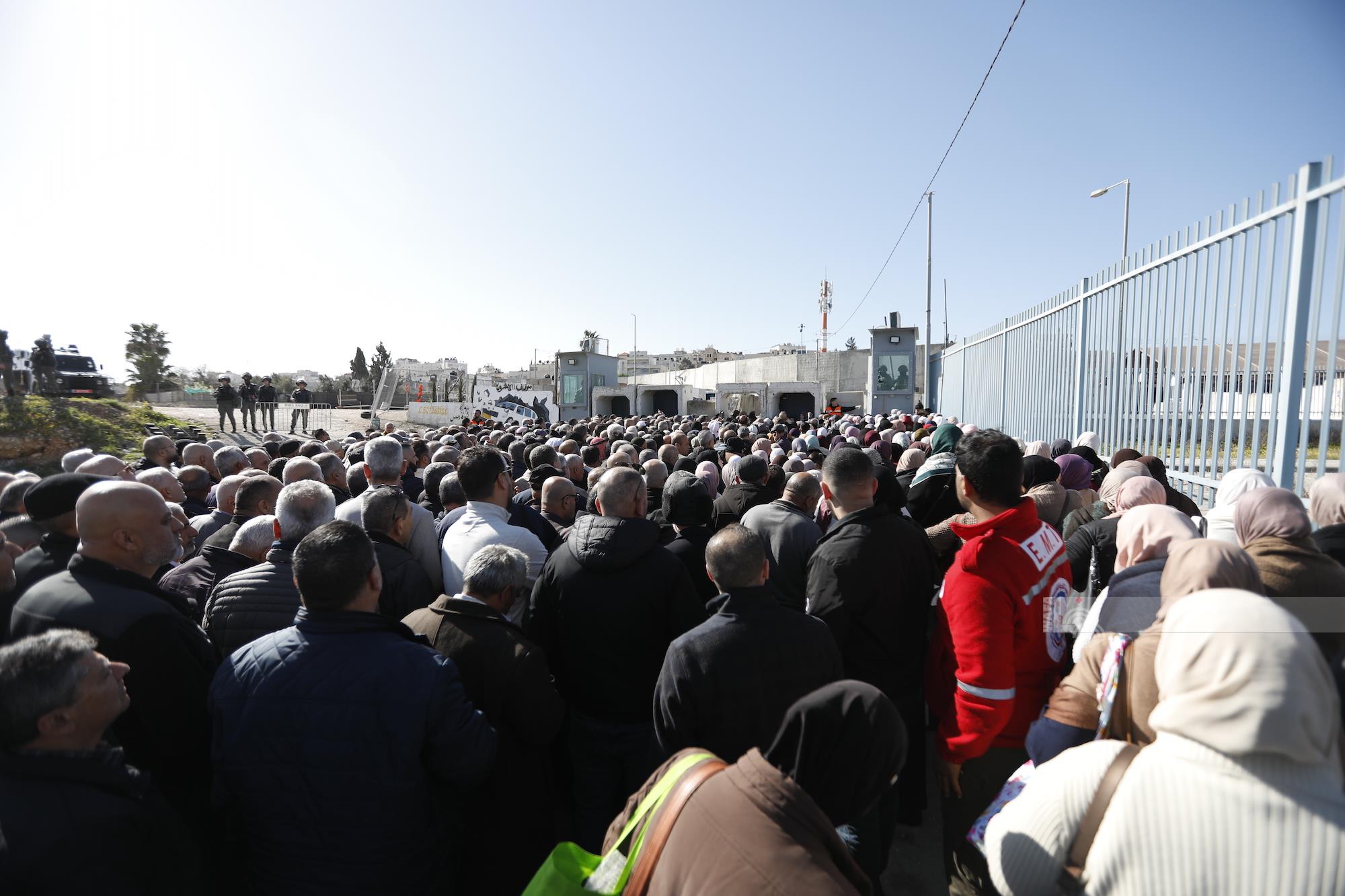 آلاف المواطنين يتوافدون صباح اليوم عبر حاجز قلنديا لأداء صلاة الجمعة الأولى من شهر رمضان في المسجد الأقصى المبارك، تصوير: حمزة شلش